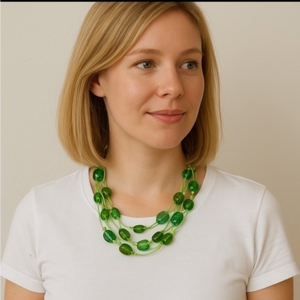 Italian green glass  w/ gold flecks beaded necklace 💚
